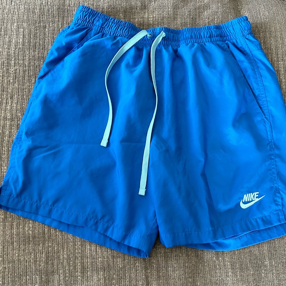 Nike Sportswear Sport Essentials
Men's Woven Lined Flow Shorts
Above the knee